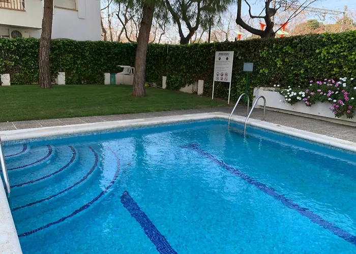 Spaces Oasis Penthouse 3 Bedroom, 2 Bathroom, Terrace, Pool, Sleeps Up To 6 Sitges