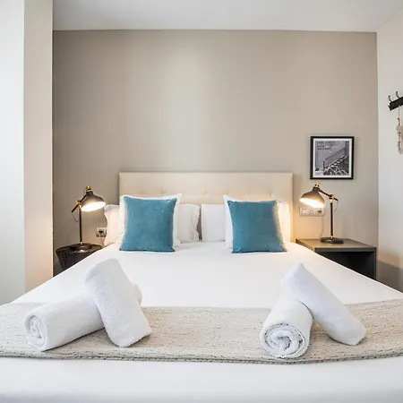 Apartment Spaces Oasis Penthouse 3 Bedroom, 2 Bathroom, Terrace, Pool, Sleeps Up To 6 Sitges